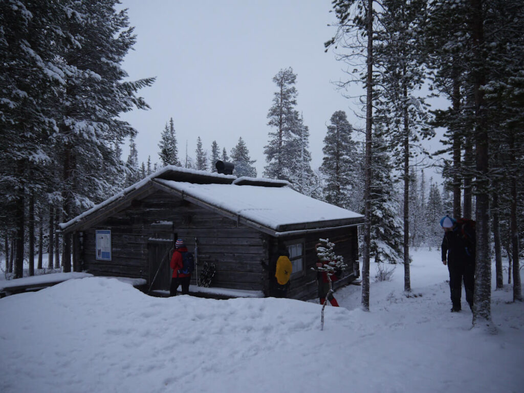 Die Schutzhütte Björbäckstugan beim Naturparkinformationszentrum "Naturum" in der Nähe des Wasserfalls Njupeskär am Fulufjell am 03.01.2014