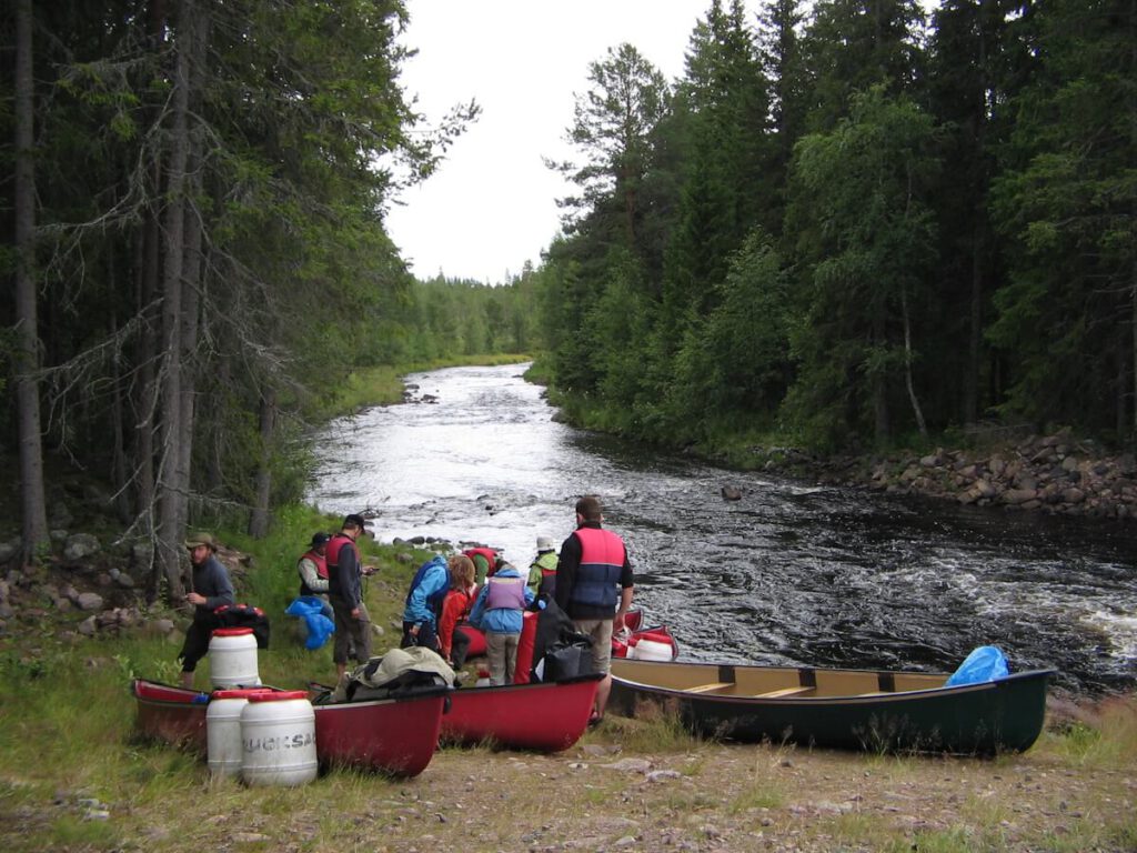 Kanugruppe am kleinen Fluß Björnån unterhalb des Ransidammens beim See Ransi (451 m) am 01.08.2007