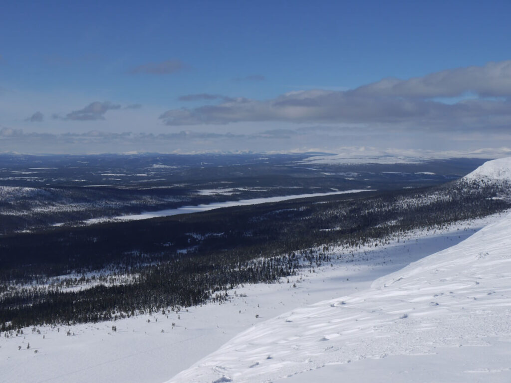 Blick vom Berg Städjan (1131 m) auf den zugefrorenen See Burusjön (633 m) am 14.03.2018