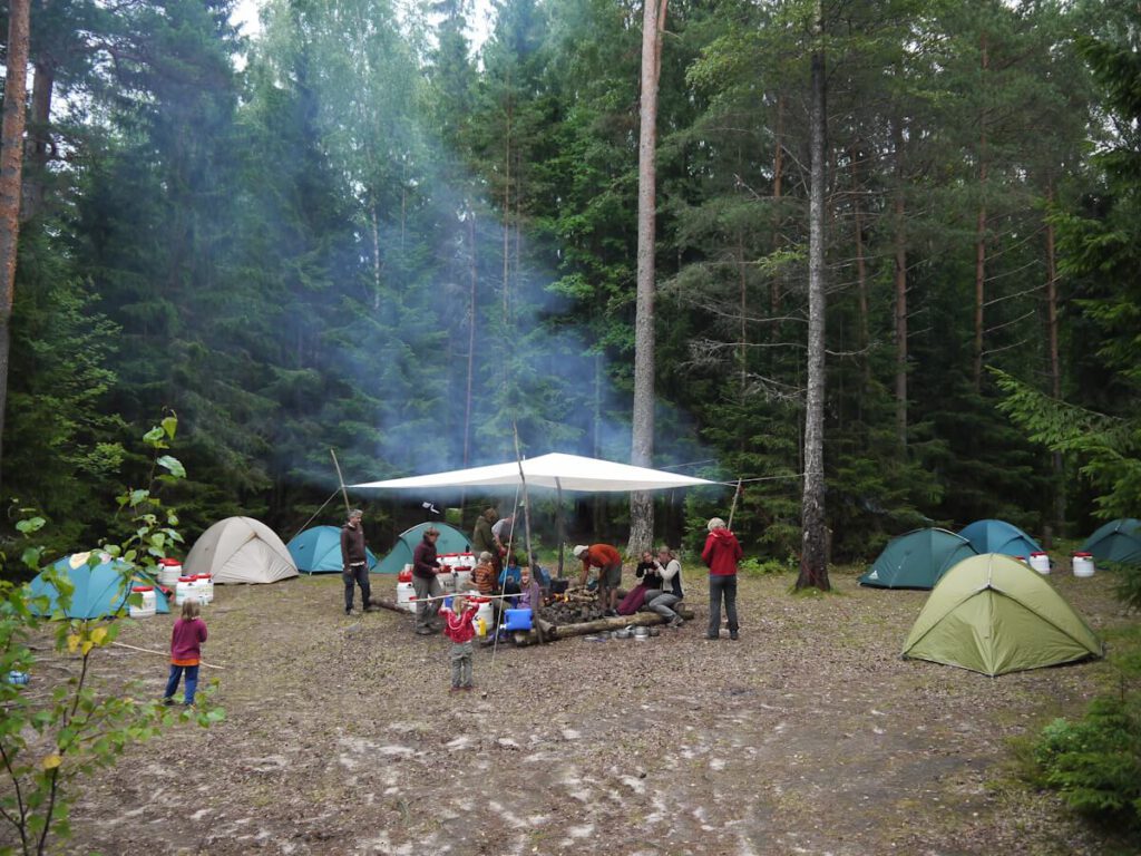 Camp einer Kanugruppe am Südende des Sees Lelång in Dalsland am 12.07.2011