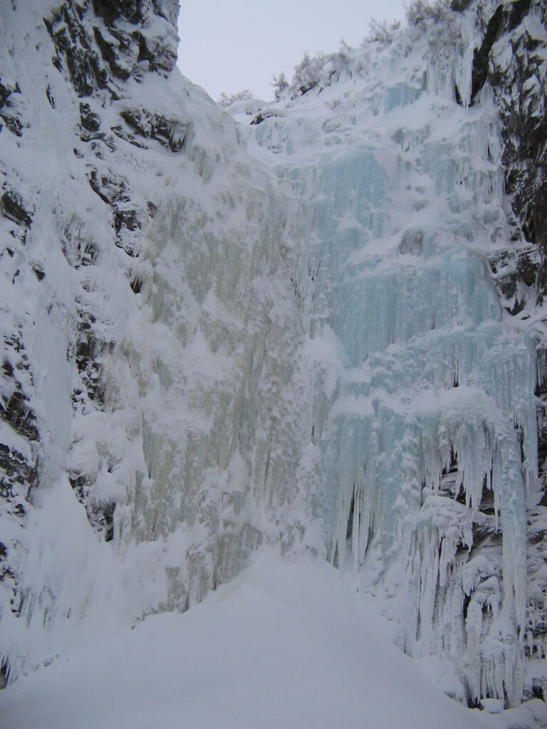 Das Eis des gefrorenen Wasserfalls Njupeskär am Fulufjell hat zur Hälfte grüne und blaue Farbe (12.01.2008)