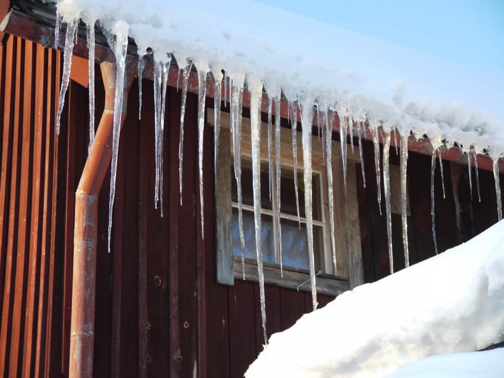 Eiszapfen an einem Dach im Dorf Drevdagen am 17.02.2018