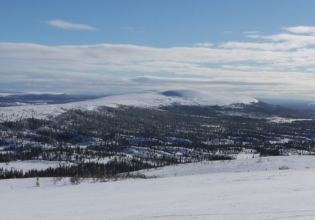 Blick auf den Berg Fjätervalen (1002 m) vom Nipjell am 22.02.2018