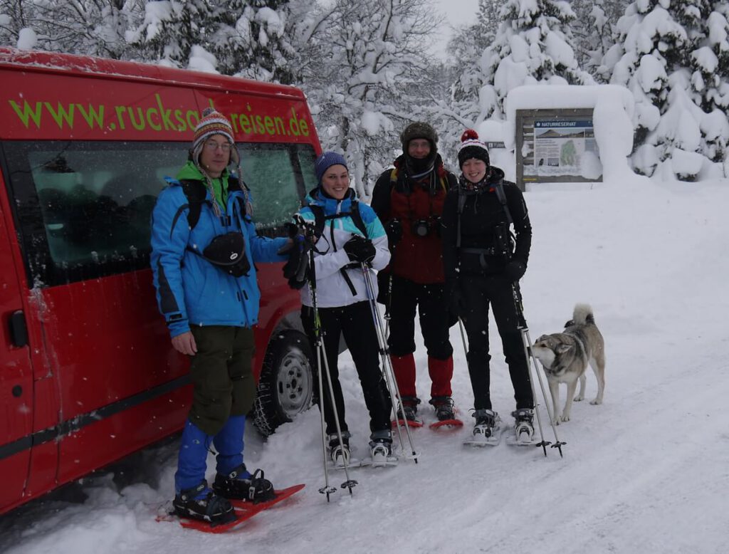 Start einer Schneeschuhtour im Ort Foskdalsvallen im Tal des kleinen Flusses Foskan zur Schutzhütte Rybäckskojan und weiter nördlich am Berg Städjan (1131 m) vorbei zur Almsiedlung Gränjåsvallen am 31.01.2014