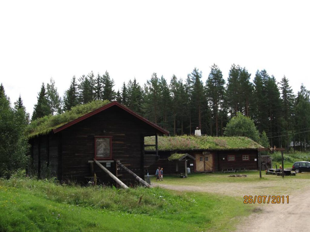 In der Ferienanlage „Gammelbyns Stugby“ des Reise- und Tourenveranstalters „Rucksack-Reisen“ am See Rattsjön (196 m) in Värmland am 26.07.2011