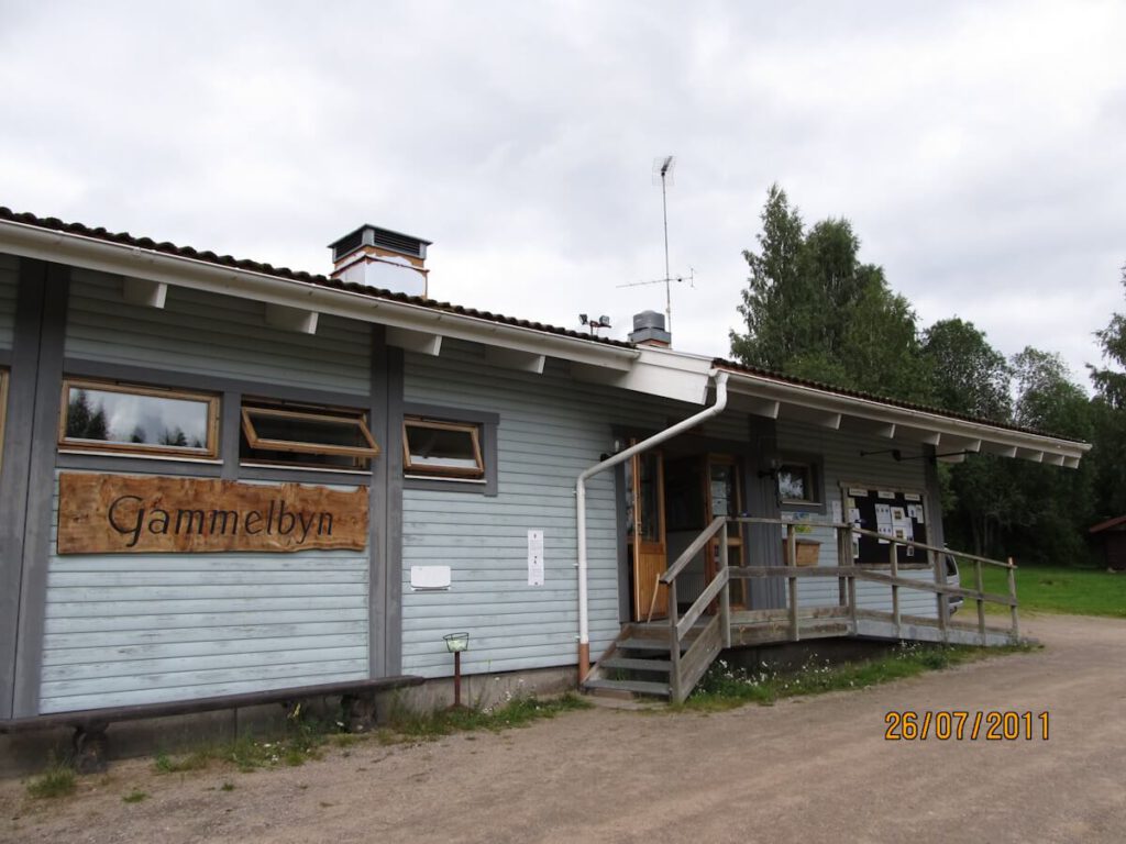 Das Hauptgebäude der Ferienanlage „Gammelbyns Stugby“ des Reise- und Tourenveranstalters „Rucksack-Reisen“ am See Rattsjön (196 m) in Värmland am 26.07.2011