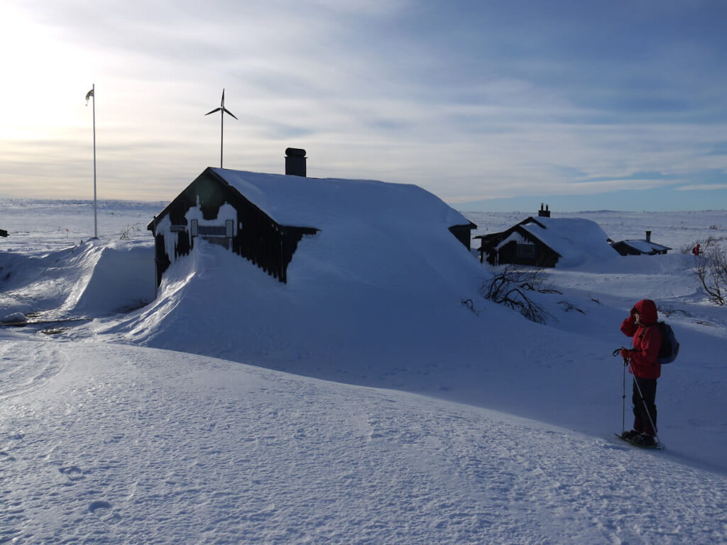 Hütten der kleinen Hüttensiedlung Rörsjöstugorna im Tiefschnee am 10.02.2015