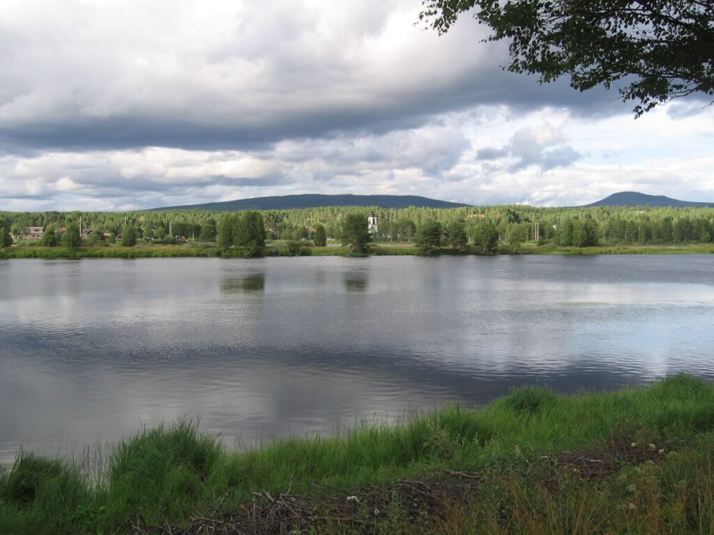 Blick über den See Idresjön (452 m) zum Ort Idre in Dalarna am 11.08.2008