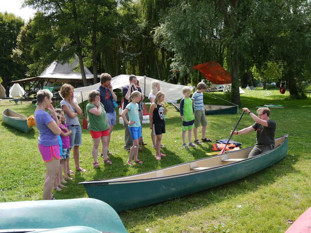 Bei jeder Kanutour erfolgt vor dem Tourbeginn eine Kanueinweisung, bei der die Tourenbegleiter das Ein- und Aussteigen ins Boot, die richtige Paddelhaltung und die wichtigsten Paddelschläge erklären und demonstrieren. Hier: Kanueinweisung im Rucksack-Reisen Sommercamp an der Loire vor einer einwöchigen Kanutour auf dem naturbelassenen Mittellauf der Loire am 18.08.2014