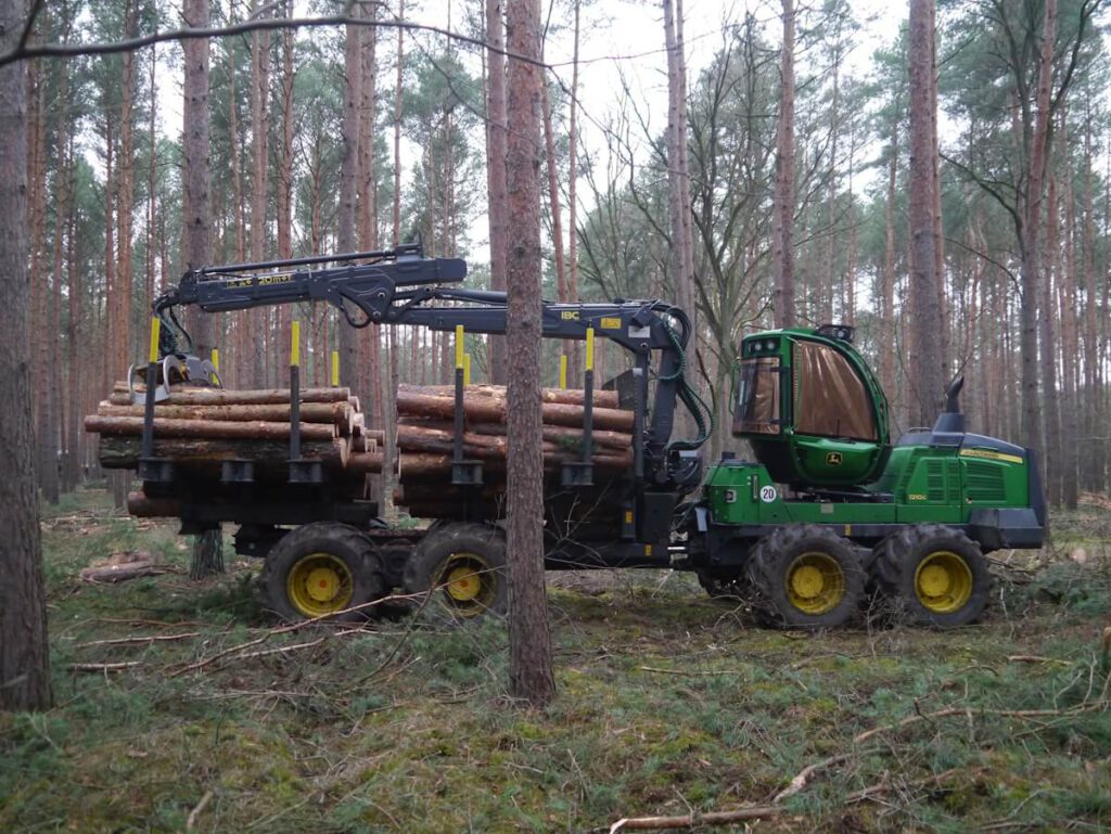 Kiefernmonokultur mit Forsttraktor beim Seddinsee bei Berlin am 29.01.2013.