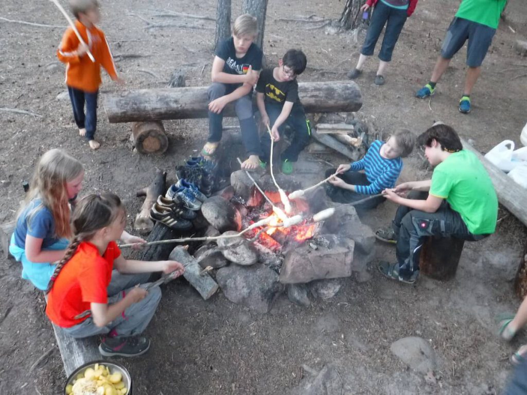 Kinder beim Stockbrotbacken am Skallbergssjön in Värmland am 22.07.2016