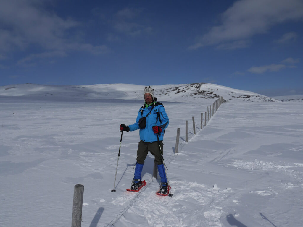 Ein im Winter fast vollständig vom Schnee überdeckter Wildzaun verläuft über das Kahle Fjell westlich von Grövelsjön (25.03.2015). Die Fjellgebiete bei Grövelsjön und im Biotopverbund "Gränslandet" sind Rentierweidegebiete, und der Wildzaun soll den Grenzübertritt der Rentiere beschränken.