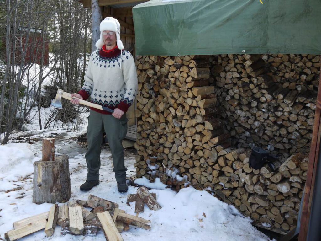 Beim Holzhacken im "Aktivcamp Idre" des Tourenveranstalters "Rucksack-Reisen" am 24.03.2015