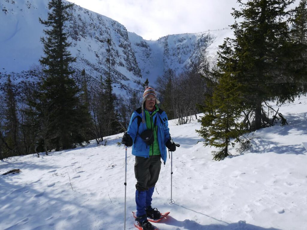 Während einer Schneeschuhtour beim Aufstieg auf das Hochplateau des Fulufjells beim gefrorenen Wasserfall Njupeskär (im Hintergrund) am 23.03.2015