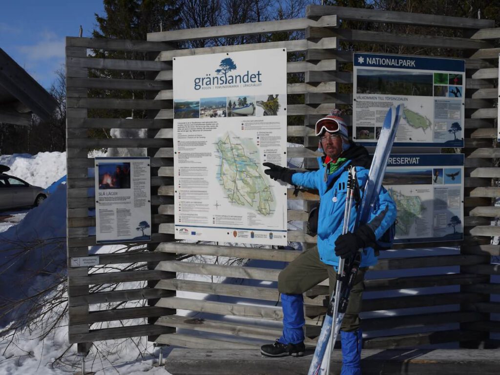 Infotafel zum Biotopverbund "Gränslandet" bei der STF-Fjellstation Grövelsjön vor einer Langlaufskitour mit einer Tourengruppe auf das Langfjell am 03.04.2015