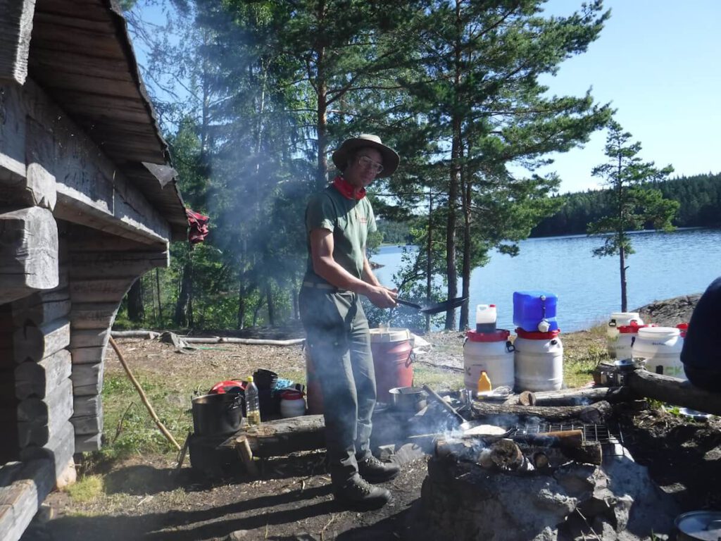 Morgendliches Pfannekuchenbacken am See Svärdlång in Dalsland am 07.07.2016