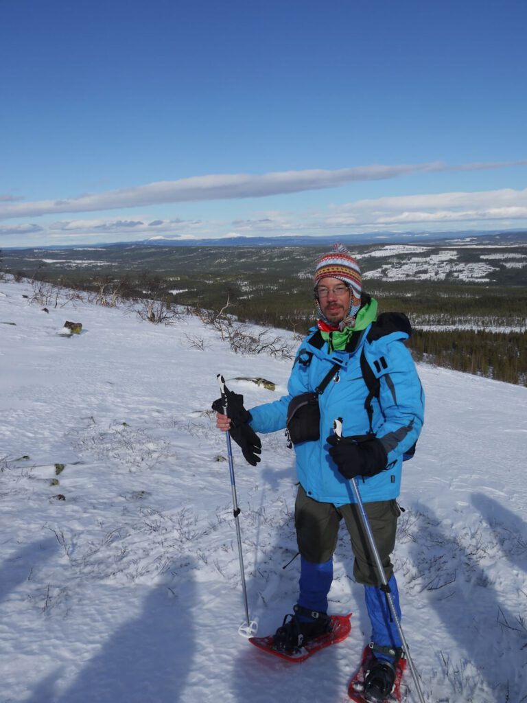 Am Rande des Hochplateaus des Fulufjells in der Nähe des Wasserfalls Njupeskär während einer Schneeschuhtour am 23.03.2015