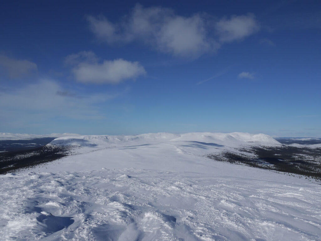 Blick vom Hauptgipfel des Berges Städjan (1131 m) nach Nordwesten zum Nipfjell am 06.03.2015