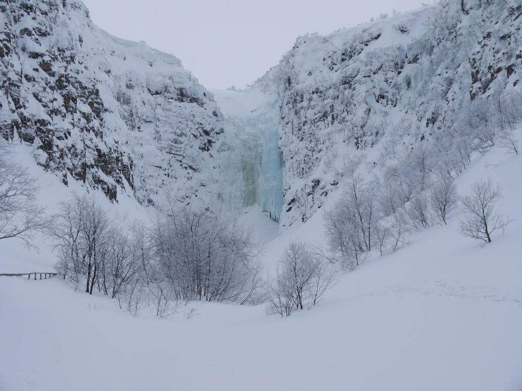 Der gefrorene Wasserfall Njupeskär am 19.02.2018