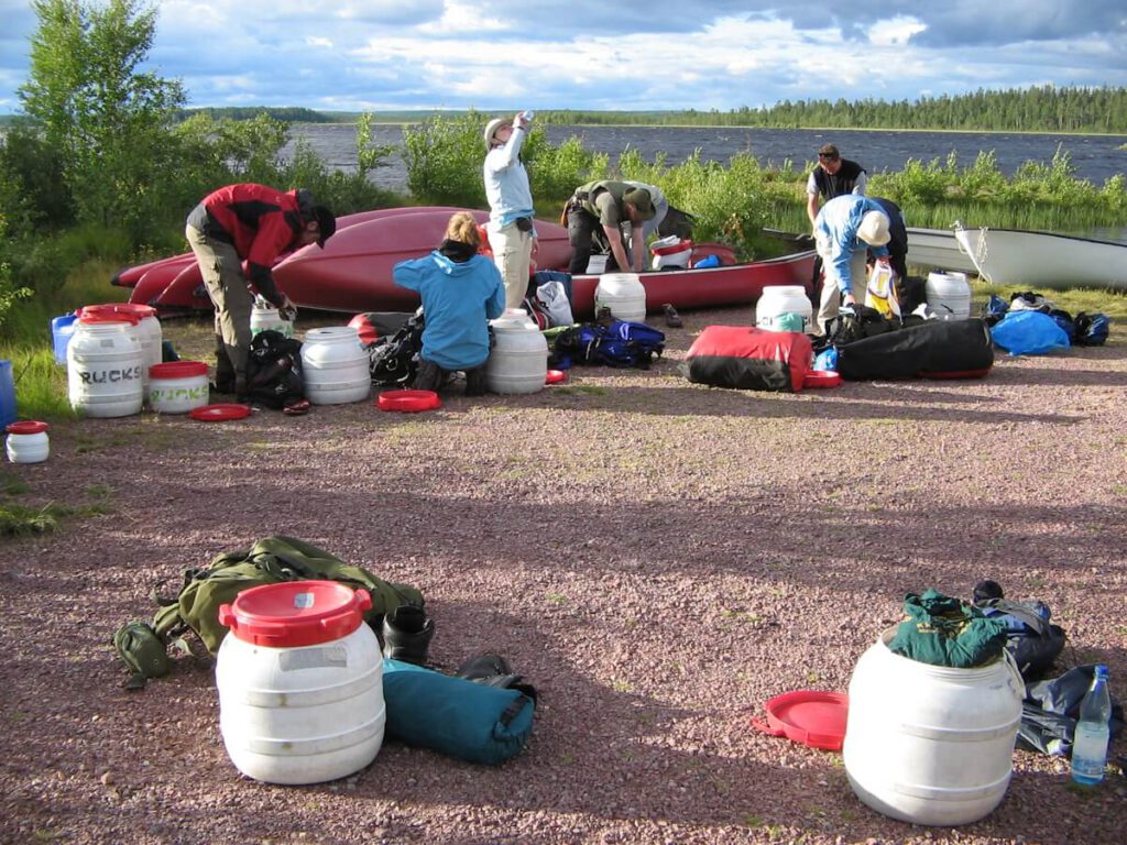 Packen der Ausrüstung vor einer Kanutour über den See Ransi (451 m) am 31.07.2007