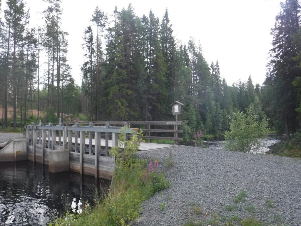 Der Damm Ransidammen (Fjärddammen) am Ende der ca. 500 m langen Bucht Flottmyrfjärden im Nordwesten des Sees Ransi (451 m). Unterhalb dieses Dammes entwässert der kleine Fluß Björnån den See Ransi und fließt weiter zum See Noren (447 m). Am Ransidammen ist eine Portage erforderlich.