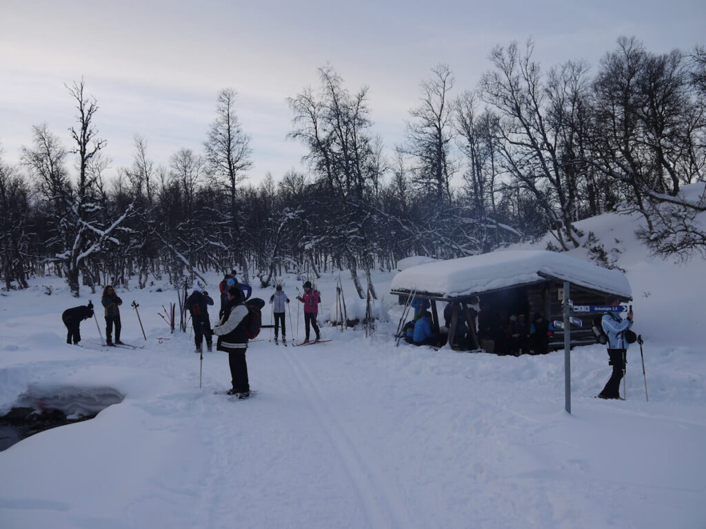 Rast bei der Windschutzhütte Olåns Vindskydd am Bach Stora Olån am Rande des Salsfjells in der Nähe von Grövelsjön am 30.12.2013