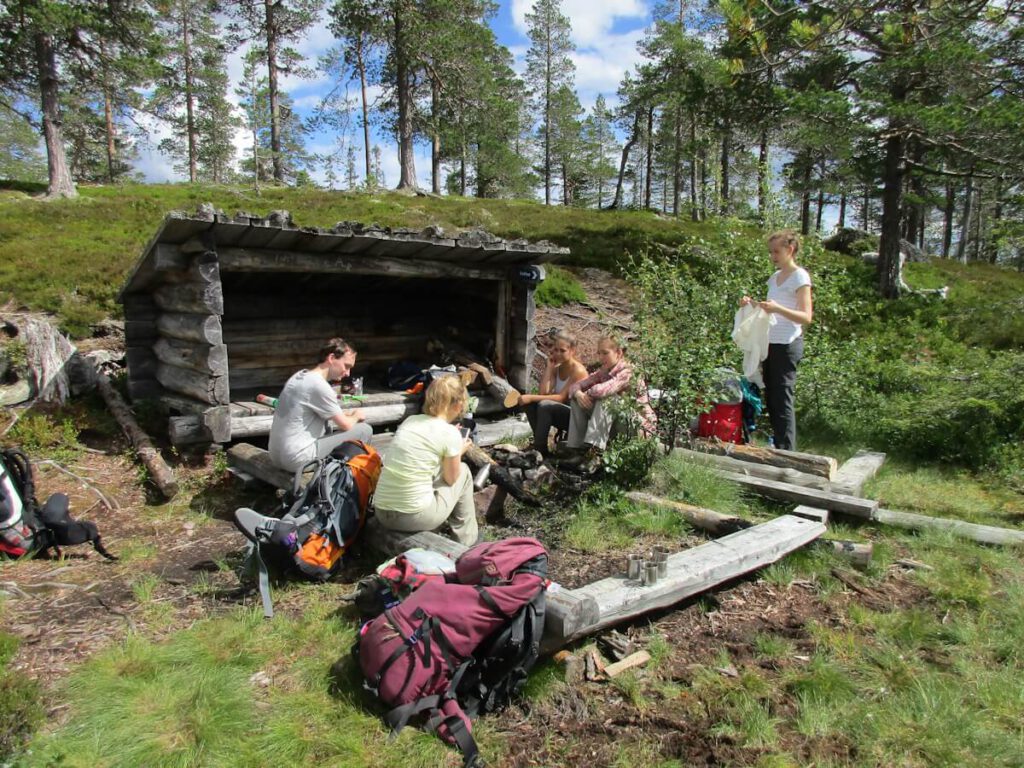 Unsere Trekkinggruppe bei einer Mittagsrast an einer Windschutzhütte (Vindskydd, Shelter) im Göljåntal ca. 3 km vor der Schutzhütte Göljåstugan am 10.07.2016