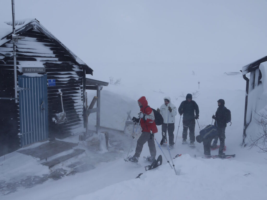 Eine Tourengruppe erreicht während einer Schneeschuhtour auf dem Fulufjell die Rasthütte der kleinen Hüttensiedlung Rorsjöstugorna am 24.02.2015