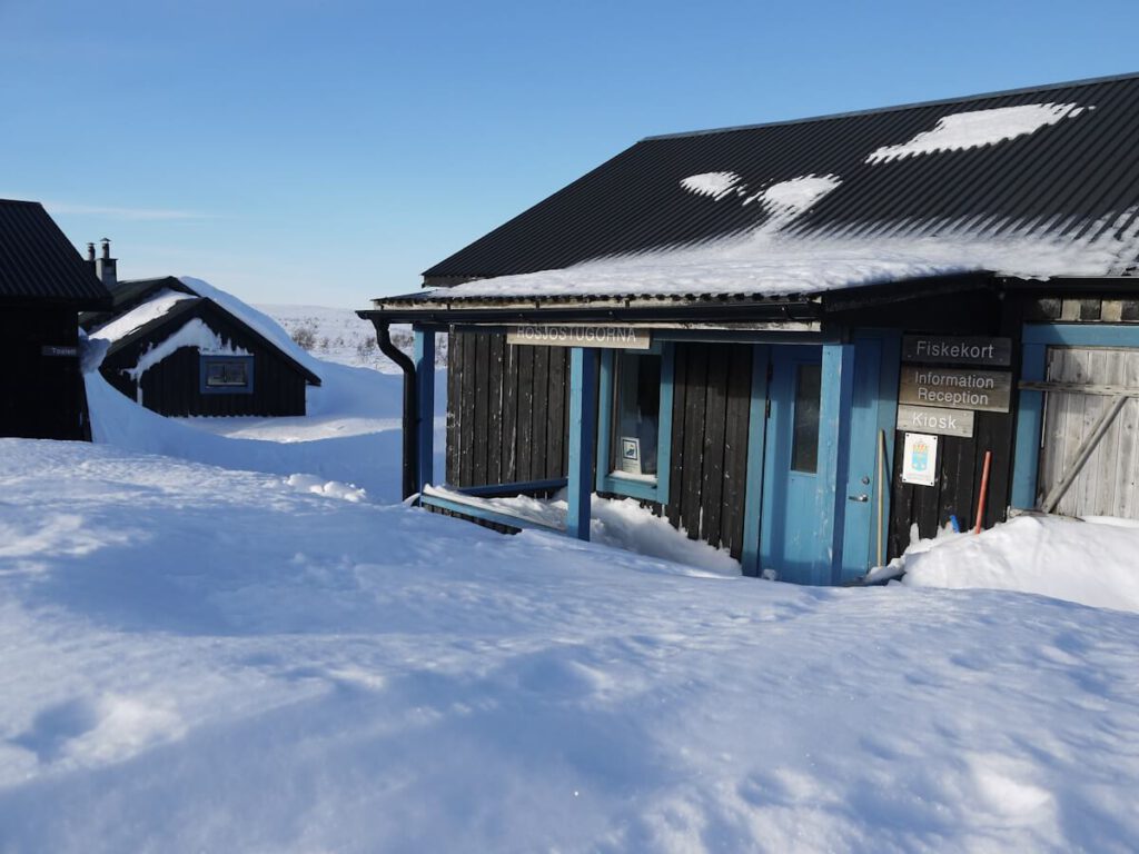 Das Hauptgebäude der kleinen Hüttensiedlung Rörsjöstugorna auf dem Fulufjell am 10.02.2015