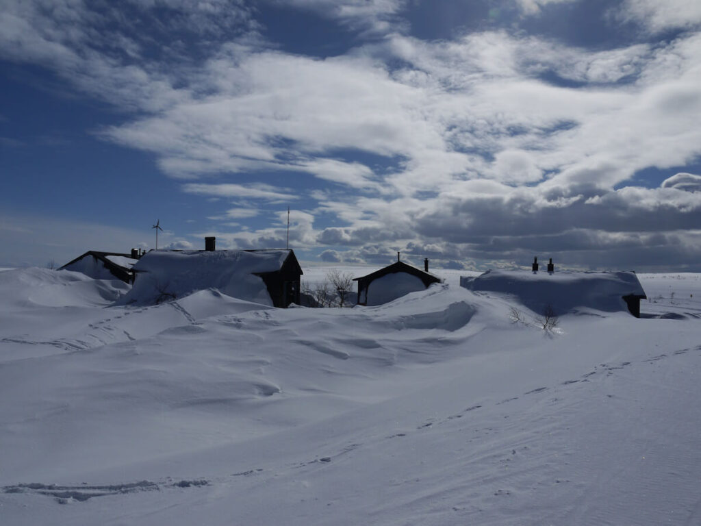 Die kleine Hüttensiedlung Rörsjöstugorna auf dem Fulufjell im Tiefschnee am 01.04.2015