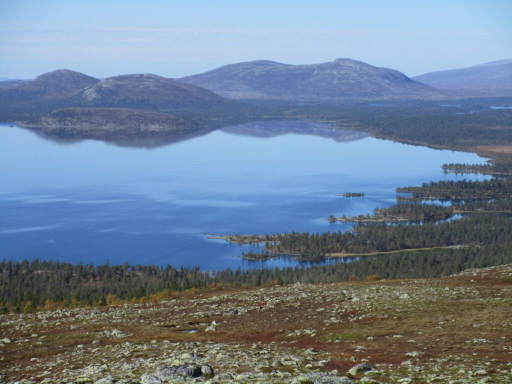 Blick auf den See Rogen (758 m) von der Anhöhe Tandsjövalen (993 m) am 13.09.2016