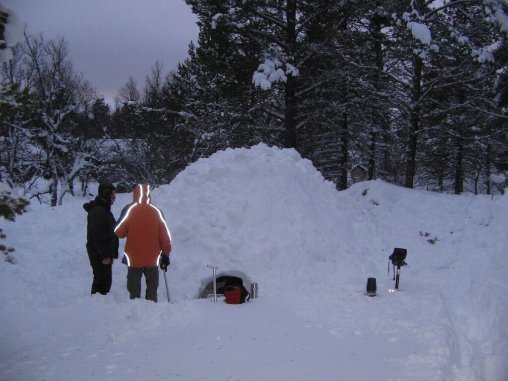 Die fertig gebaute Schneehöhle am 10.01.2008, in der wir übernachtet haben