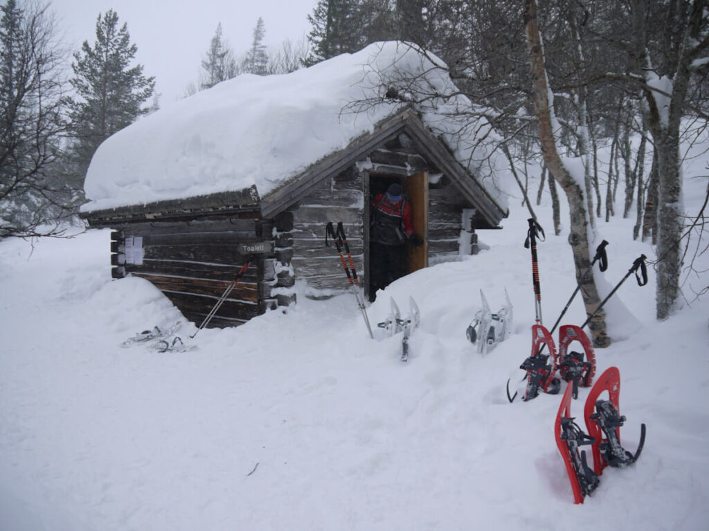 Die Schutzhütte beim Wasserfall Njupeskär am Fulufjell am 14.02.2018