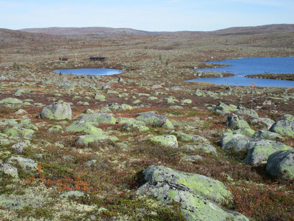 Blick über das Slagufjället zum See Storrödtjärnen auf einer Höhe von ca. 875 m und der STF Fjellhütte Storrödtjärnstugan am 12.09.2016