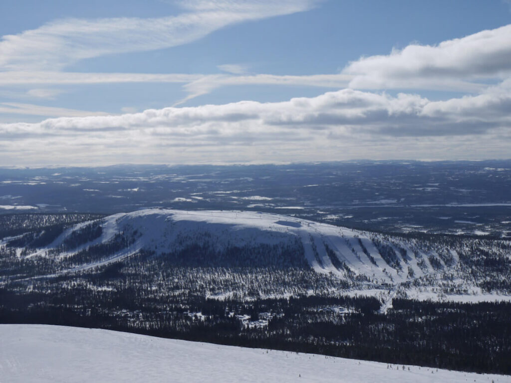 Blick vom Betrg Städjan (1131 m) auf das Abfahrtskigebiet Idrefjell am 14.03.2018