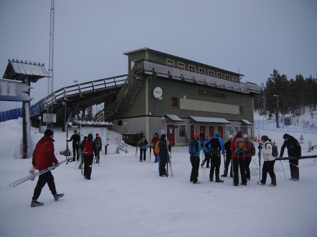 Tourengruppe vor dem Skistadion von Idrefjäll am 22.12.2014