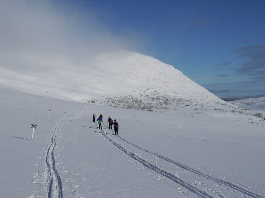 Tourengruppe bei einer Langlaufskitour um das Nipflell beim Berg Mulen (1191 m) am 22.02.2018