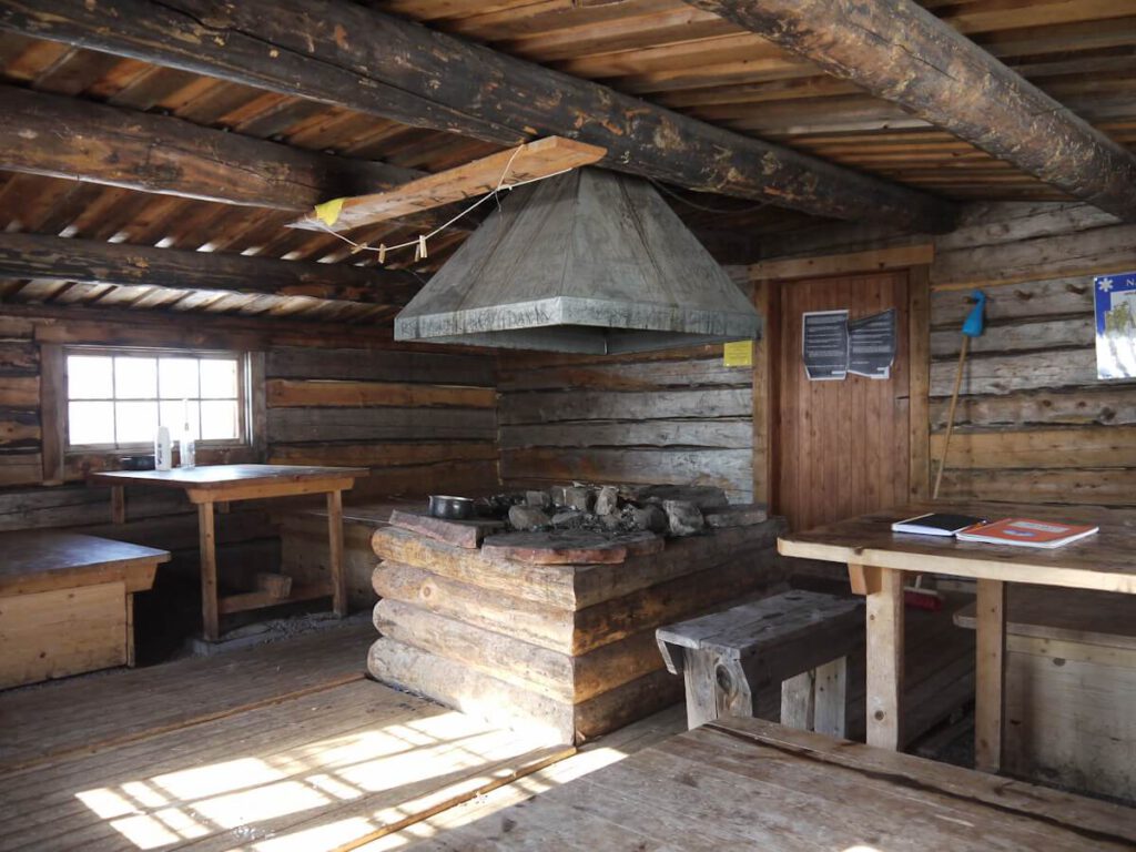 Die Schutzhütte Slagubäcksstugan am Nipfjell von Innen am 28.03.2014. In den rustikalen Schutzhütten des skandinavischen Fjells ist es zweifellos auch bei Unwetter gemütlich.