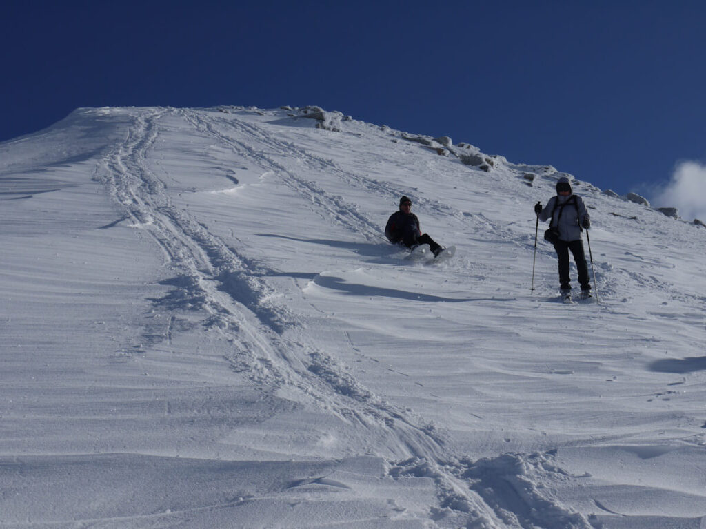 Abstieg vom Hauptgipfel des Berges Städjan (1131 m) vom Hauptgipfel über den Nordwestgrat am 06.03.2015. Bei geeigneten Schneeverhältnissen kann man dort auf dem Rucksack sitzend herunterrutschen.