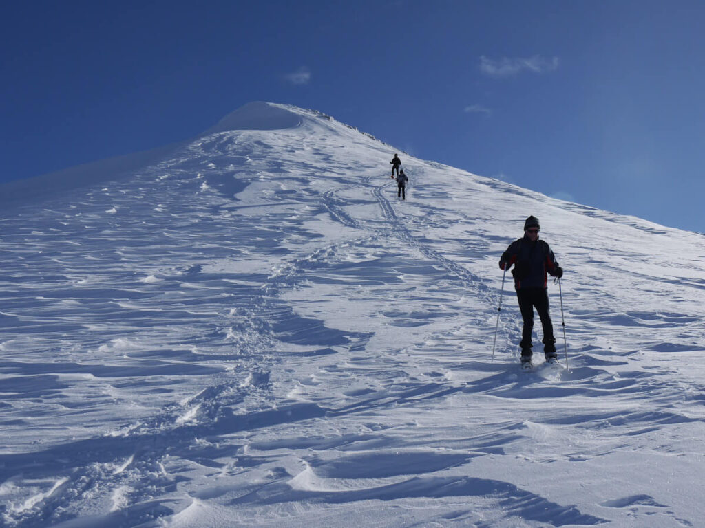 Abstieg vom Hauptgipfel des Berges Städjan (1131 m) über den Nordwestgrat am 06.03.2015. Bei guten Wetterbedingungen, geeigneten Schneeverhältnissen und einer motivierten Tourengruppe kann eine Überschreitung des Städjan und der Abstieg über den Nordwestgrat Richtung Nipfjell erfolgen. Im oberen Bereich sollte Abstand von der steilen Nordostseite gehalten werden.