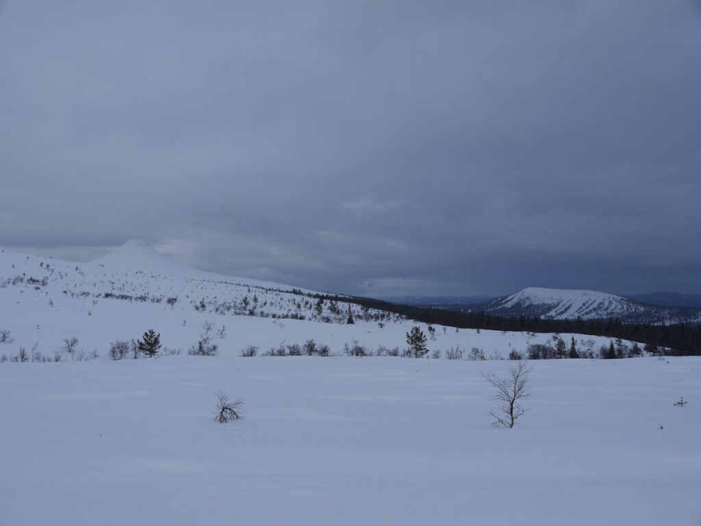 Blick vom Nipfjell nach Süden zum Berg Städjan (1131 m) und dem Berg Gränjåsvålen (891 m), dem Abfahrtskiberg von Idrefjäll am 27.03.2015