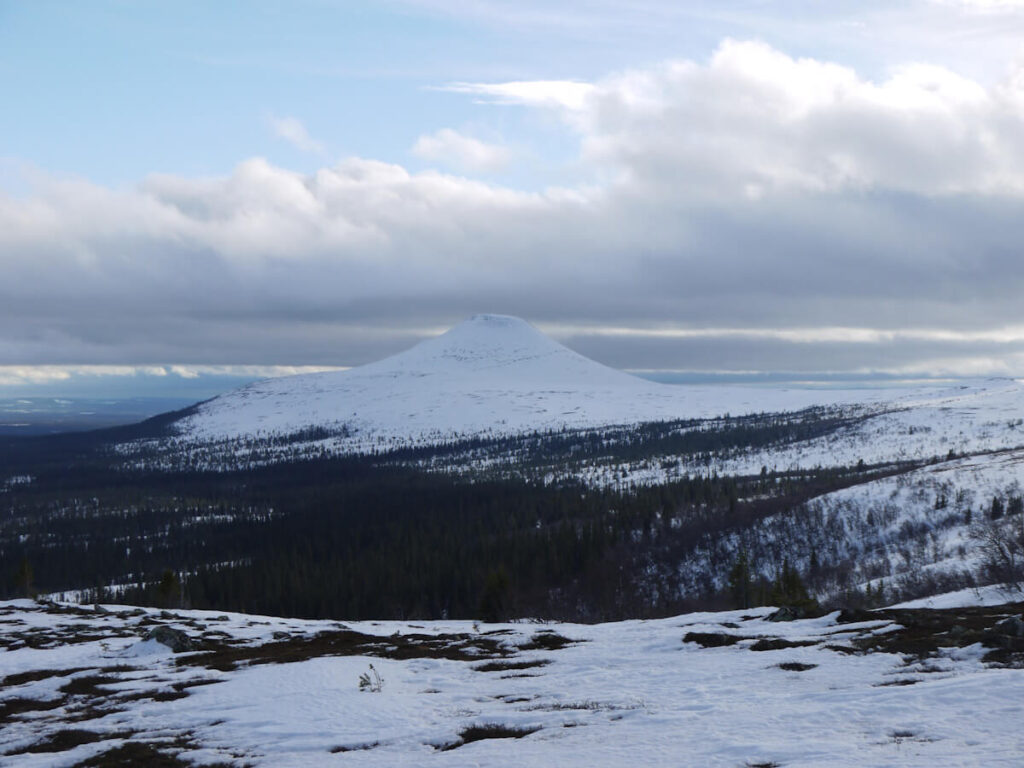 Blick auf den Berg Städjan (1131 m) vom Nipfjell am 19.02.2015