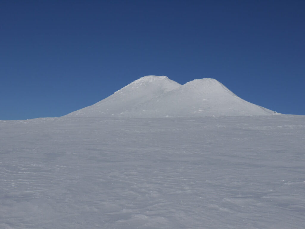 Blick aus Südwesten auf den Vorgipfel und den Hauptgipfel des Berges Städjan (1131 m) am 06.03.2015