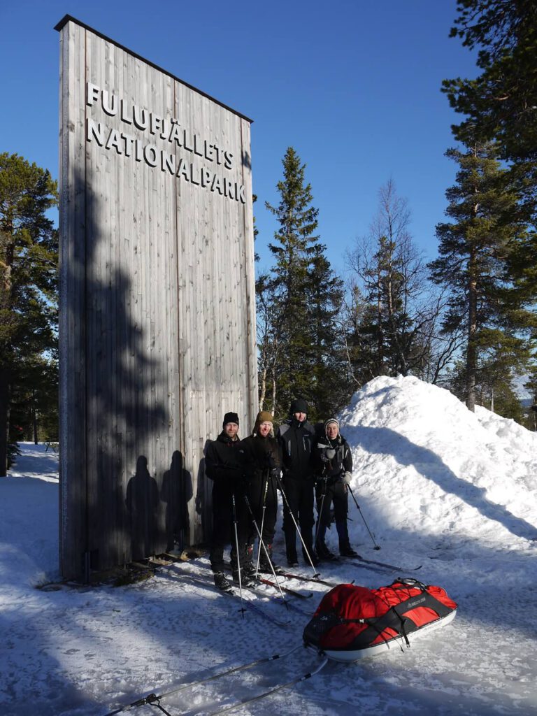 Tourengruppe beim Start zu einer mehrtägigen Skitour mit Pulka über das Fulufjell am 20.02.2015