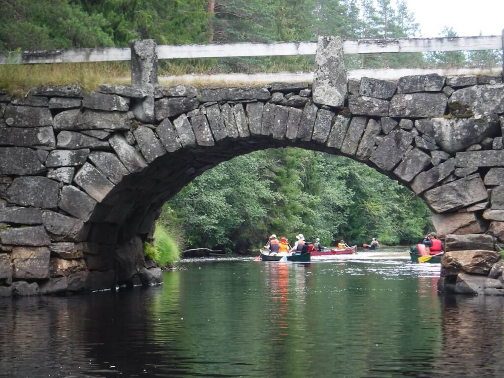 Alte Steinbogenbrücke am Fluß Rottnan beim Ort Rottnaberg in Värmland am 21.07.2016