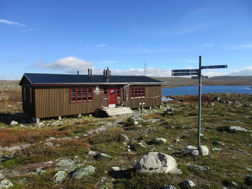 Die STF-Hütte Storrödtjärnstugan am See Storrödtjärnen auf einer Höhe von ca. 875 m auf dem Slagufjället am 14.09.2016