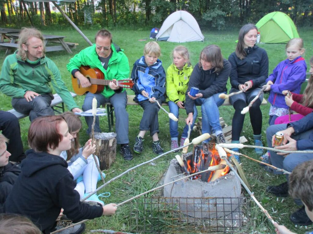 Stockbrotbacken im Sommercamp am See Laxsjön in Dalsland am 02.07.2016