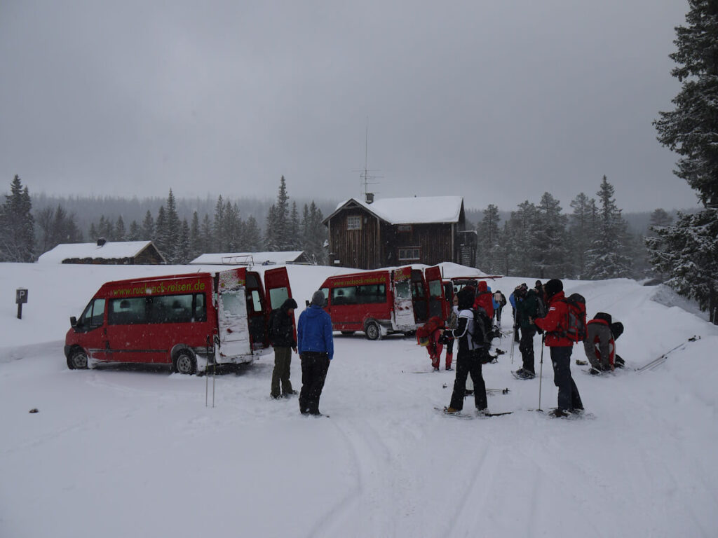 Tourengruppe am Beginn einer Schneeschuhtour auf den Berg Städjan (1131 m) am Parkplatz in der kleinen Almsiedlung Gränjåsvallen am 23.02.2015