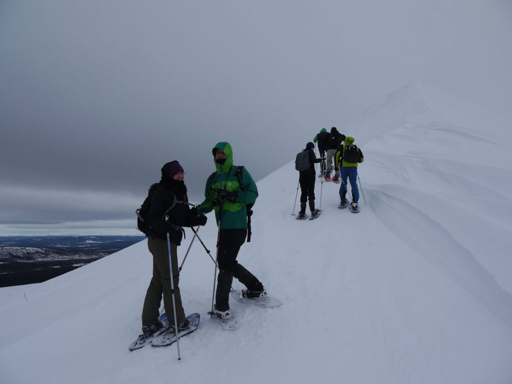 Tourengruppe beim Aufstieg auf dem windexponierten Südostgrat zum Hauptgipfel des Berges Städjan (1131 m) am 09.02.2015