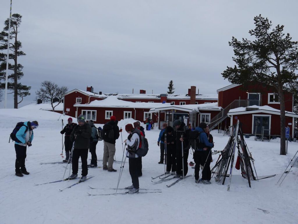 Tourengruppe an der STF-Fjellstation Grövelsjön vor dem Start zu einer Langlaufskitour auf das Langfjell am 18.02.2015